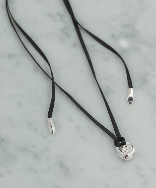 URBAN RESEARCH ROSSO（アーバンリサーチロッソ）の「in mood　SILK SCROLL CHOKER（ネックレス・レディース・SV・-）」の2枚目の写真