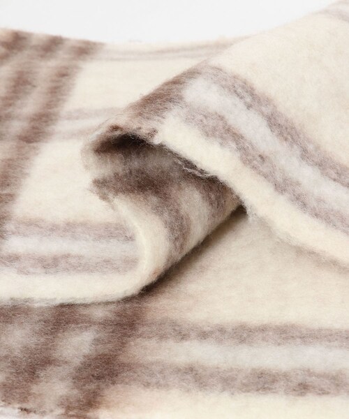 KBF（ケイビーエフ）の「BIGフリンジチェックストール（マフラー・レディース・GRAY×MTD/CAMEL×RED/IVORY×BRN・one）」の12枚目の写真