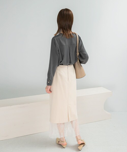 URBAN RESEARCH ROSSO（アーバンリサーチロッソ）の「ピーチサテンデザインスリーブブラウス（シャツ/ブラウス・レディース・OFF WHITE/CHARCOAL・Free）」の19枚目の写真