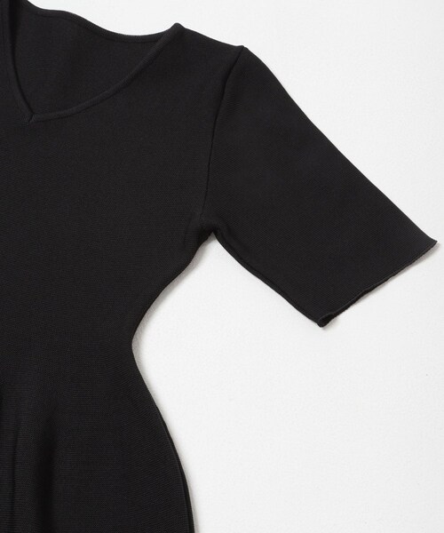 URBAN RESEARCH ROSSO（アーバンリサーチロッソ）の「『一部WEB限定カラー』フォルムニットVネックワンピース（ワンピース・レディース・BLACK/BROWN/RED・36/38）」の12枚目の写真