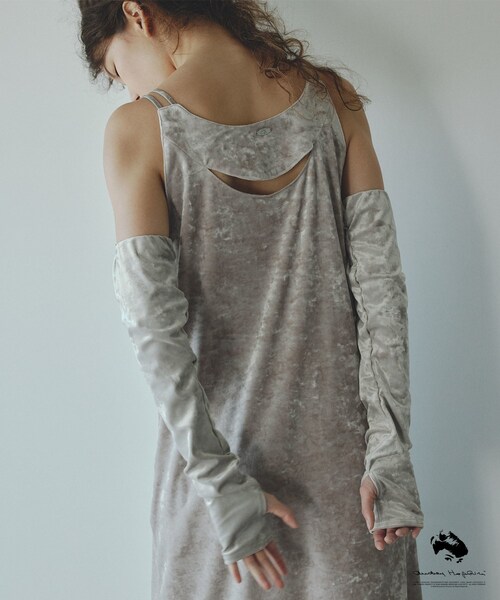 ADAM ET ROPE'（アダムエロペ）の「【AUDREY HEPBURN COLLECTION BY JUN】ベロアアームカバー（手袋・レディース・ブラック/グレー・F）」の6枚目の写真