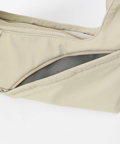 URBAN RESEARCH ROSSO（アーバンリサーチロッソ）の「ACOC　Agenda S Bag（ハンドバッグ・レディース・ButterBge/Black/Brown・0）」の16枚目の写真