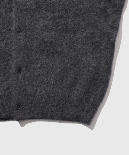 ADAM ET ROPE'（アダムエロペ）の「【AURALEE/オーラリー】GARMENT-DYED BABY ALPACA FUR KNIT C/NECK CARDIGAN（カーディガン/ボレロ・メンズ・ライトグレー/ブルー系・3/4）」の10枚目の写真