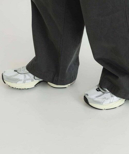 URBAN RESEARCH（アーバンリサーチ）の「NIKE　V2Kラン（スニーカー・レディース・ピュア メタリック/ホワイト/シルバー/SAIL/ST GR/PRTCL BG・23.5/24/24.5/23/25）」の8枚目の写真