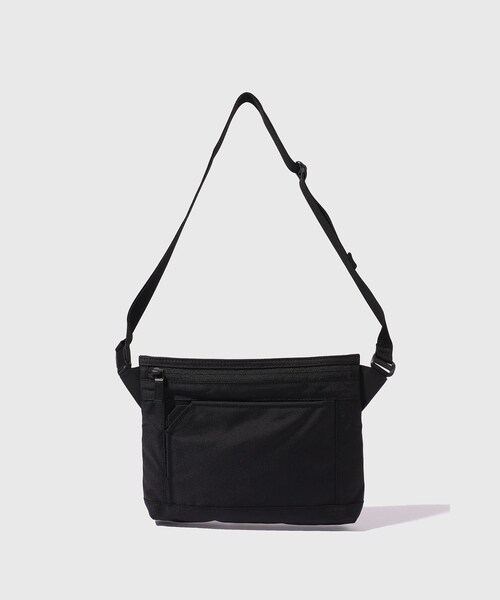 ADAM ET ROPE'(アダムエロペ)の「【MONOLITH/モノリス】SACOCHE STANDARD SS(ショルダーバッグ・メンズ・ブラック/ライトグレー・F)」の2枚目の写真