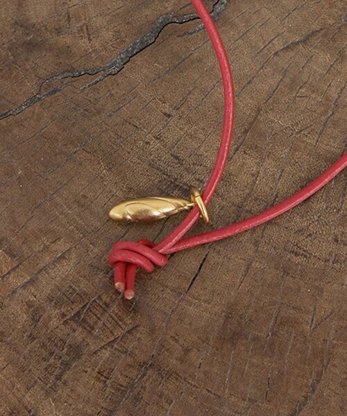ADAM ET ROPE'(アダムエロペ)の「【J'aDoRe・一部店舗限定】【Sapir Bachar(サピア バハール)】GOLD EARTH MINI SCARLET LEATHER NECKLACE(ネックレス・レディース・レンガ系・F)」の5枚目の写真