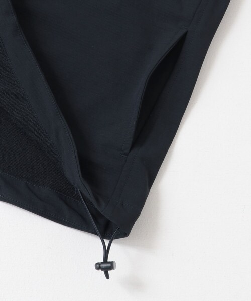 ITEMS URBANRESEARCH（アイテムズ アーバンリサーチ）の「撥水×ストレッチ ナイロンノーカラーベスト（ベスト・メンズ・BLK/NVY・M/L）」の8枚目の写真