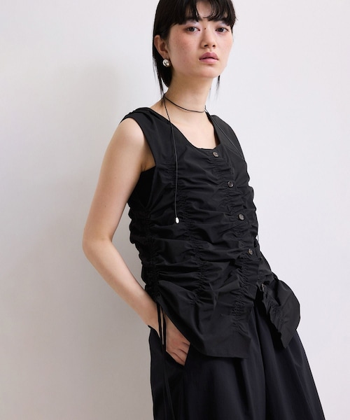 ADAM ET ROPE'（アダムエロペ）の「【WEB限定】シャーリングジレ（ベスト・レディース・ブラック/オフホワイト/ブラウン・F）」の2枚目の写真