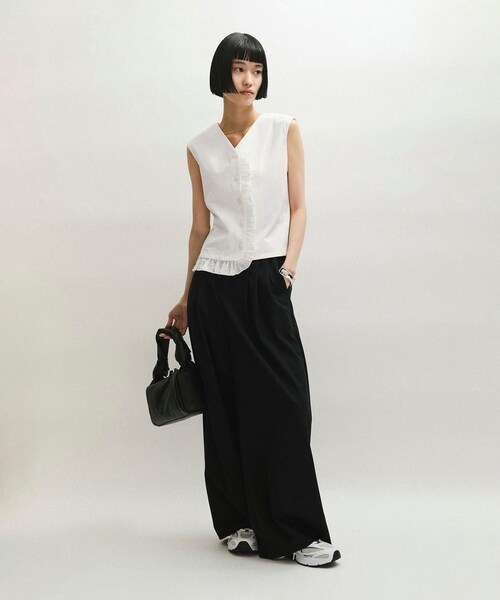 ADAM ET ROPE'(アダムエロペ)の「【WEB限定】・【定番】ラッフルコンビスリーブレストップス(Tシャツ/カットソー・レディース・ブラック/ブラック系/ホワイト・F)」の5枚目の写真