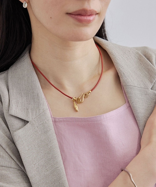 ADAM ET ROPE'(アダムエロペ)の「【J'aDoRe・一部店舗限定】【Sapir Bachar(サピア バハール)】GOLD EARTH MINI SCARLET LEATHER NECKLACE(ネックレス・レディース・レンガ系・F)」の2枚目の写真