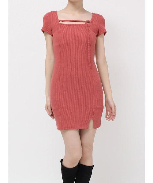 EVRIS（エヴリス）の「カットタイトハーフスリーブミニワンピース（ワンピース・レディース・ブラック/レッド/ベージュ・F）」の11枚目の写真