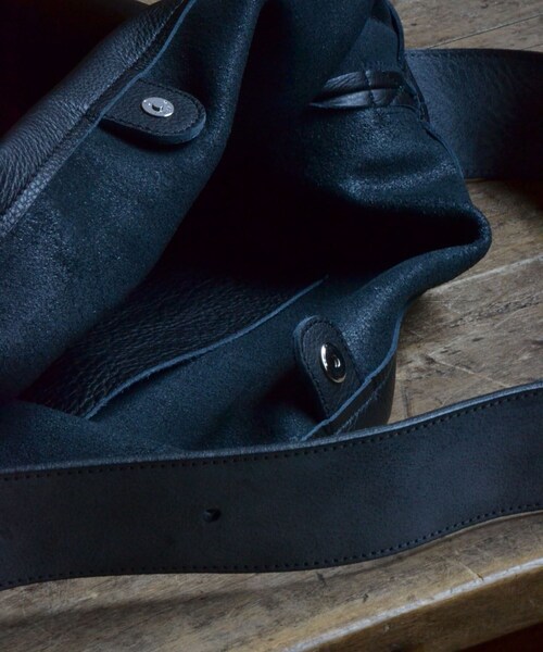 ADAM ET ROPE'(アダムエロペ)の「【HenderScheme/エンダースキーマ】one side belt bag(ショルダーバッグ・メンズ・ブラック・F)」の8枚目の写真