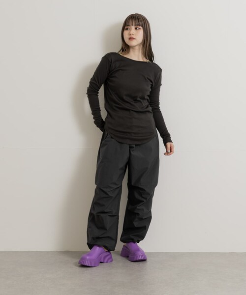 THE GOODLAND MARKET(ザグッドランドマーケット)の「&her Deep V LONG-SLEEVE Tops(Tシャツ/カットソー・レディース・BEIGE/CHARCOAL・FREE)」の9枚目の写真