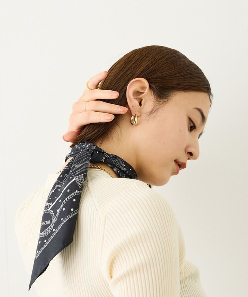 ROPE'（ロペ）の「ROPE' リバイバルシルクスカーフ/Sサイズ・26AW（バンダナ/スカーフ・レディース・ブラック/オフホワイト/カーキ/レッド/ピンク・F）」の3枚目の写真