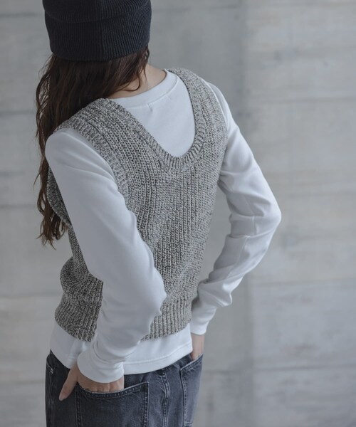URBAN RESEARCH Sonny Label（アーバンリサーチサニーレーベル）の「メランジテープヤーンUネックニットベスト（ベスト・レディース・グレー系/ベージュ系・Free）」の8枚目の写真