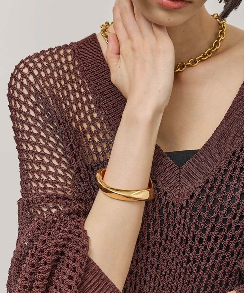 ADAM ET ROPE'(アダムエロペ)の「ツイストバングル(バングル/リストバンド・レディース・ゴールド/シルバー・F)」の2枚目の写真