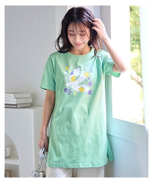 nissen（ニッセン）の「大きいサイズ　【ひんやりコットン】綿１００％ＡラインプリントチュニックＴシャツ（接触冷感・UVカット）（チュニック・レディース・黒(フォトフラワー)/ねこ:セージグリーン/くま:黒/シンプルロゴ:モカベージュ/アメカジ:ネイビー/オーシャン:ネイビー/ドーナツ:オートミール/バンダナ:カーキ/スニーカー:クリーム/フォト風景:チャコールグレー/黒(グラフィック)/オフホワイト(ネコ)/チャコール(モノクロスィーツ)/ネイビー(ハワイ)/グレージュ(ロゴ)(新色)/アイボリー(花瓶)/ミント(鳥)/ピンク(パンダ)/カーキ(サークルロゴ)・L/LL/3L/4L/5L/6L/8L/10L）」の14枚目の写真