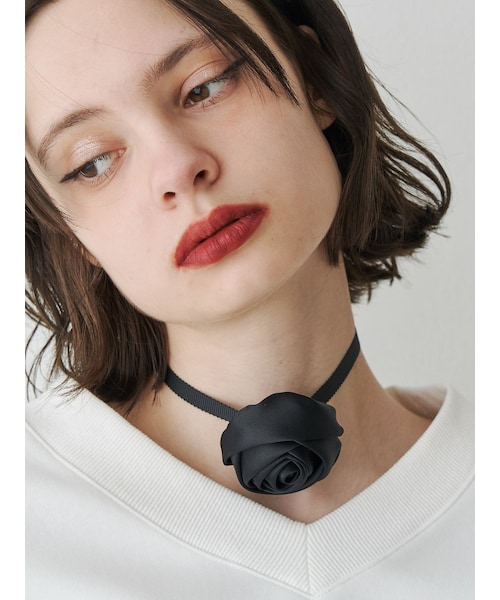 jouetie（ジュエティ）の「サテンローズモチーフチョーカー（ネックレス・レディース・オフホワイト/ブラック・F）」の4枚目の写真