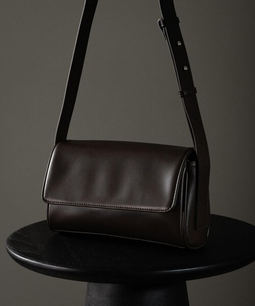 SENSE OF PLACE by URBAN RESEARCH(センスオブプレイスバイアーバンリサーチ)の「フラップショルダーバッグ(ショルダーバッグ・メンズ・BLACK/BROWN・one)」の2枚目の写真