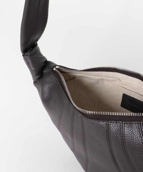 URBAN RESEARCH（アーバンリサーチ）の「LEMAIRE　SMALL CROISSANT BAG（ショルダーバッグ・レディース・CHOCOLATE/BLACK・-0）」の10枚目の写真