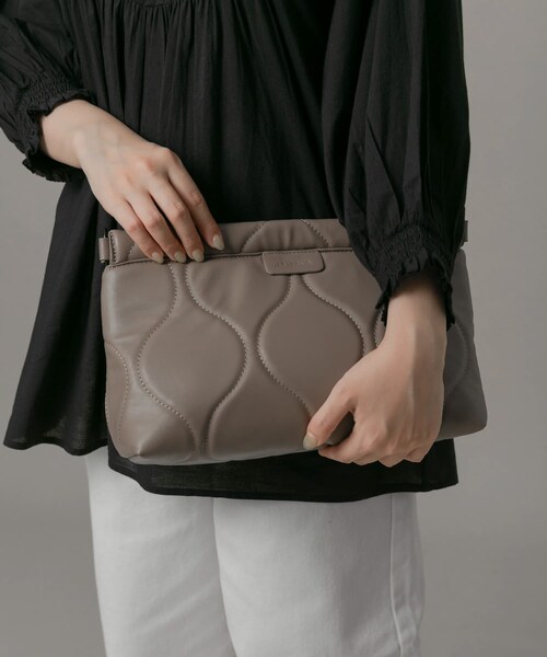 URBAN RESEARCH Sonny Label（アーバンリサーチサニーレーベル）の「LE VERNIS　キルティングクラッチ（クラッチバッグ・レディース・モカ/ブラック/シルバー・one）」の4枚目の写真