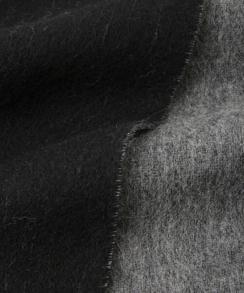 ADAM ET ROPE'（アダムエロペ）の「【J'aDoRe限定】REVERSIBLE MUFFLER CASHMEREMIX２（マフラー・レディース・ブラック/ライトグレー・F）」の12枚目の写真