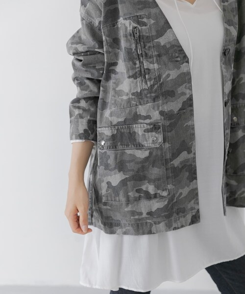 URBAN RESEARCH Sonny Label（アーバンリサーチサニーレーベル）の「『WEB限定』カモフラ柄ノーカラージャケット（ノーカラージャケット・レディース・グレー/カーキ・FREE）」の4枚目の写真