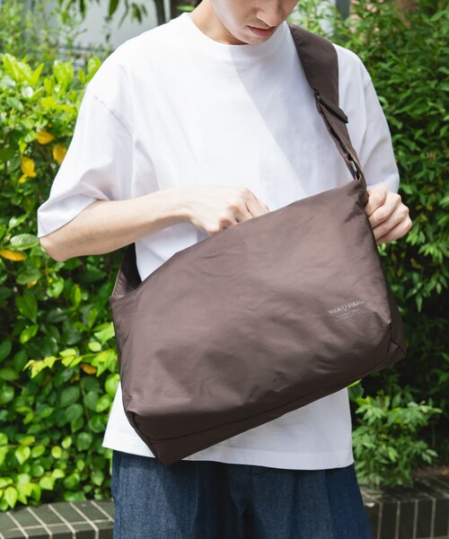 URBAN RESEARCH DOORS（アーバンリサーチドアーズ）の「『別注』YAKPAK×DOORS　SHOULDER BAG M（ショルダーバッグ・メンズ・BLACK/CHARCOAL/BROWN/WHITE・-）」の17枚目の写真