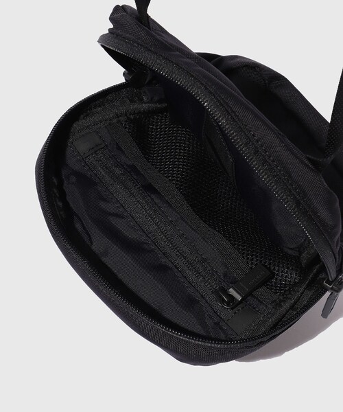 ADAM ET ROPE'（アダムエロペ）の「【MONOLITH/モノリス】SHOULDER STANDARD SSS（ショルダーバッグ・メンズ・ブラック・F）」の12枚目の写真