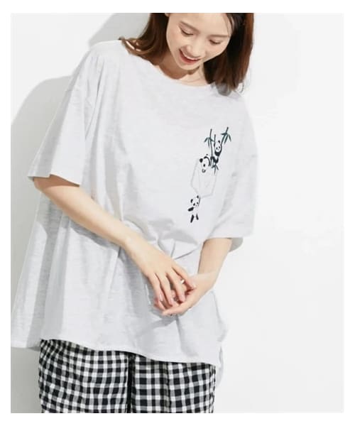 nissen（ニッセン）の「＜大きいサイズ＞５分袖ビッグシルエットプリントチュニックＴシャツ（吸汗速乾）（薄手素材）（Tシャツ/カットソー・レディース・ブルー(スニーカー)/ライトグリーン(カレッジ)/ダスティピンク(リス)/オートミール(フォト)/黒(ネコ)/黒(アメカジ)/オートミール(パンダ)/ブルーグリーン(オーシャン)/グレー(ナンバーロゴ)/ネイビー(フレンチロゴ)/パープル(ネコ)/エメラルド(オーシャン)/オフホワイト(レモン)/くすみピンク(フロントロゴ)/ベージュ(スクエアロゴ)/黒(ハート)/ライトグレー(パンダ)/ライトブルー(アイスクリーム)/ネイビー(手描き風アート)/チャコール(フロントロゴ)・L~LL/3L~4L/5L~6L/8L/10L）」の12枚目の写真
