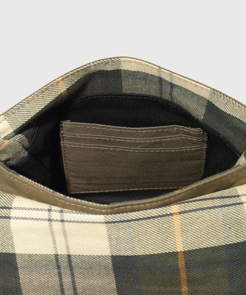 ADAM ET ROPE'(アダムエロペ)の「《別注》【Barbour/バブアー】EX TRANSPORT CROSSBODY BAG(ショルダーバッグ・メンズ・ブラック/カーキ・F)」の11枚目の写真