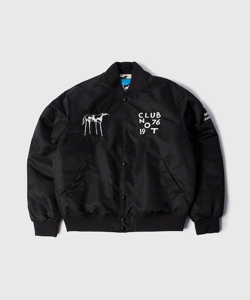 ADAM ET ROPE'（アダムエロペ）の「【by Parra/バイ・パラ】Club not 1976 satin bomber jacketq（その他アウター・メンズ・ブラック・L/M/XL）」の3枚目の写真