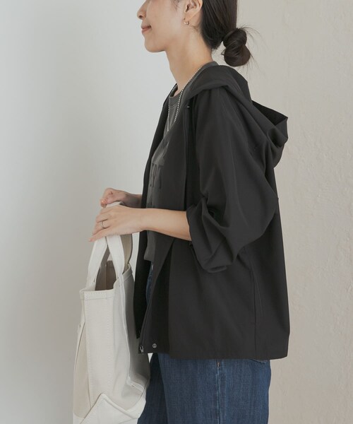 URBAN RESEARCH DOORS(アーバンリサーチドアーズ)の「『UR TECH MoLight』撥水UVカットフードジャケット(テーラードジャケット・レディース・CHARCOAL/BLACK・M)」の5枚目の写真