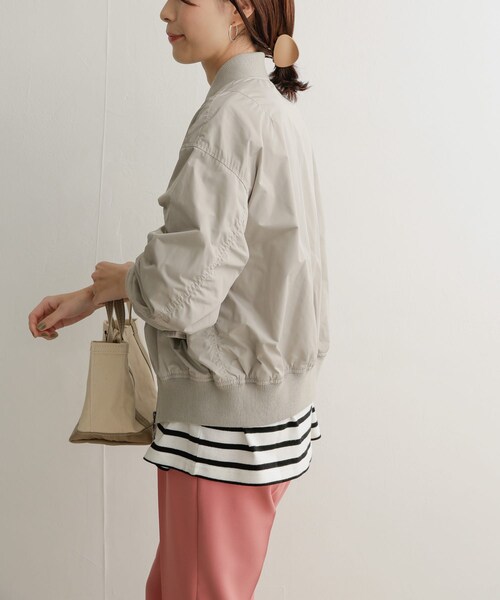 URBAN RESEARCH DOORS（アーバンリサーチドアーズ）の「MA-1コンパクトジャケット（MA-1・レディース・KHAKI/L/GRAY・1）」の9枚目の写真