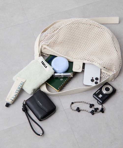 COLLAGE GALLARDAGALANTE(コラージュガリャルダガランテ)の「【PAPILLONNER/パピヨネ】ラウンドメッシュバッグ(ショルダーバッグ・レディース・アイボリー/ブラック・FREE)」の1枚目の写真