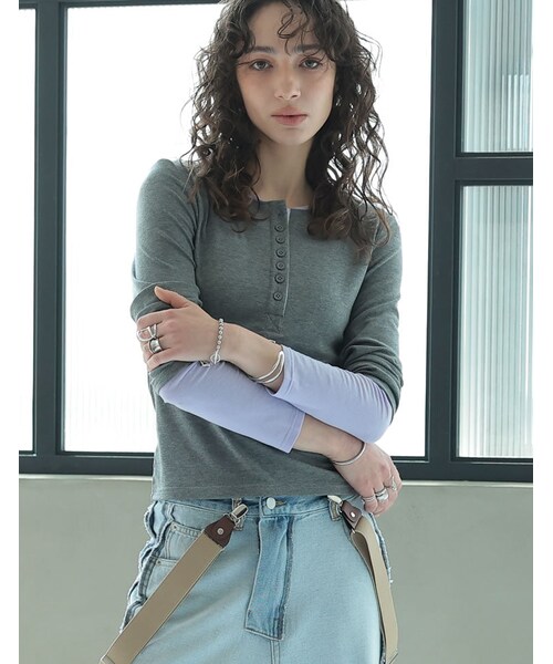 Re:EDIT（リエディ）の「配色レイヤード風ヘンリーネックトップス - トップス通販 | 人気レディースファッション - Re:EDIT（リエディ）（その他・レディース・ホワイト×ブラック/グレー×ホワイト/チャコール×ラベンダー・M/L）」の2枚目の写真