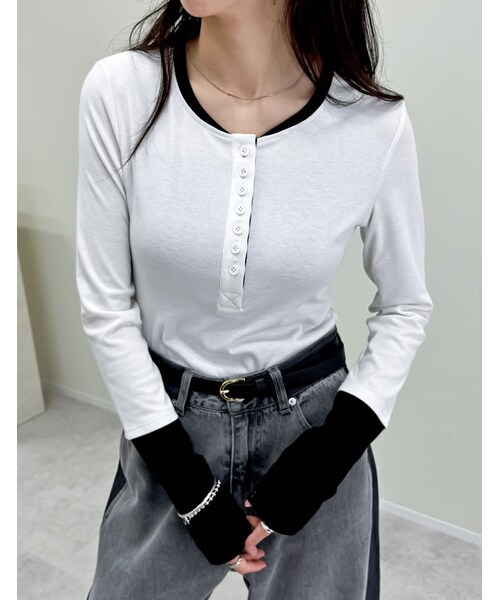 Re:EDIT（リエディ）の「配色レイヤード風ヘンリーネックトップス - トップス通販 | 人気レディースファッション - Re:EDIT（リエディ）（その他・レディース・ホワイト×ブラック/グレー×ホワイト/チャコール×ラベンダー・M/L）」の4枚目の写真