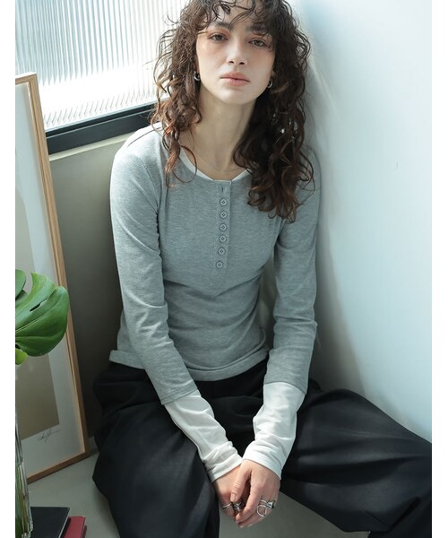 Re:EDIT（リエディ）の「配色レイヤード風ヘンリーネックトップス - トップス通販 | 人気レディースファッション - Re:EDIT（リエディ）（その他・レディース・ホワイト×ブラック/グレー×ホワイト/チャコール×ラベンダー・M/L）」の3枚目の写真