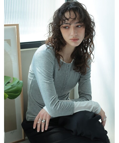 Re:EDIT（リエディ）の「配色レイヤード風ヘンリーネックトップス - トップス通販 | 人気レディースファッション - Re:EDIT（リエディ）（その他・レディース・ホワイト×ブラック/グレー×ホワイト/チャコール×ラベンダー・M/L）」の10枚目の写真