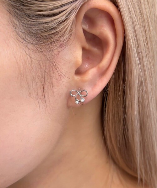 Lattice（Lattice）の「＜樹脂＞リボンイヤリング（イヤリング・レディース・ゴールド/シルバー・FREE）」の2枚目の写真