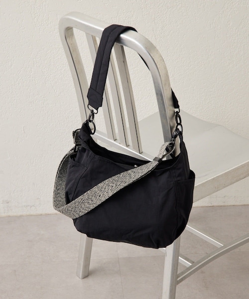 ear PAPILLONNER（イアパピヨネ）の「ライトショルダーバッグ《軽量300g》（ショルダーバッグ・レディース・ブルー/ブラック・FREE）」の2枚目の写真