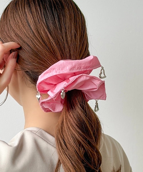 3coins（3coins）の「チャーム付きビッグシュシュ（シュシュ）」 - WEAR