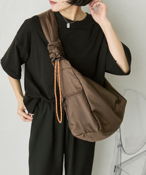 ear PAPILLONNER(イアパピヨネ)の「ビッグショルダーバッグ《A4サイズ対応》(ショルダーバッグ・レディース・ブラウン/ブルー・FREE)」の1枚目の写真