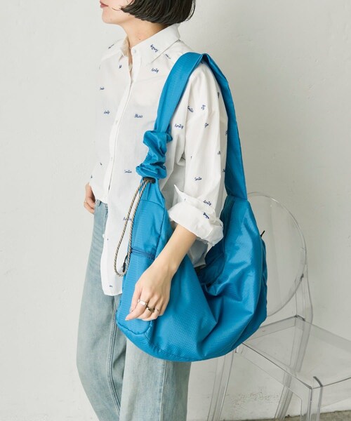 ear PAPILLONNER(イアパピヨネ)の「ビッグショルダーバッグ《A4サイズ対応》(ショルダーバッグ・レディース・ブラウン/ブルー・FREE)」の2枚目の写真