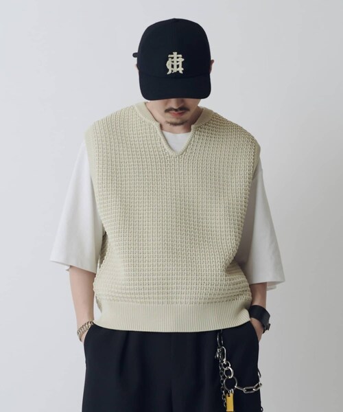 Lui's（ルイス）の「SURJENT ノースリーブスキッパーニット（ニット/セーター・メンズ・ブラック/アイボリー・1/2）」の2枚目の写真