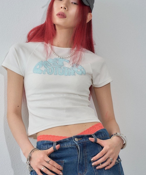 WHO'S WHO gallery(フーズフーギャラリー)の「デフォルメレースロゴチビT(Tシャツ/カットソー・レディース・ピンク/サックスブルー/ブラック/イエロー/オフホワイト・F)」の2枚目の写真