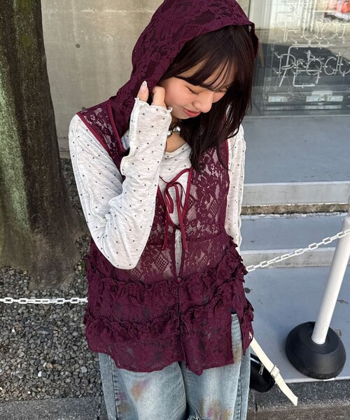 CIAOPANIC(チャオパニック)の「フリフリレースフードベスト(トップス・レディース・ボルドー/ホワイト/ブラック・ONE)」の1枚目の写真
