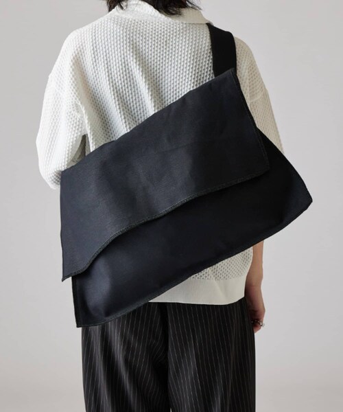 Lui's(ルイス)の「【ITTI】MARY FLAP INSIDEOUT SHOULDER - L(バッグ・メンズ・ブラック/インディゴブルー・F)」の1枚目の写真