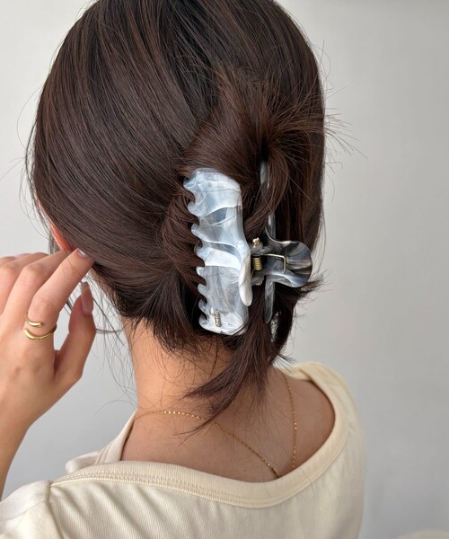 CAPRICIEUX LE'MAGE(カプリシューレマージュ)の「〈GOLDY/ゴールディ〉マーブルバンス(バレッタ/ヘアクリップ・レディース・ブラック/ピンク・F)」の1枚目の写真