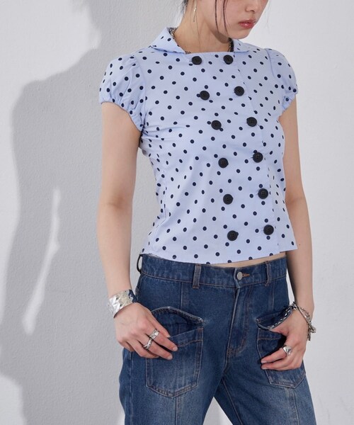 【WHO'S WHO gallery】Wボタンコンパクトパフシャツ ブルー WHO'S WHO gallery（フーズフーギャラリー）の「Wボタンコンパクトパフ